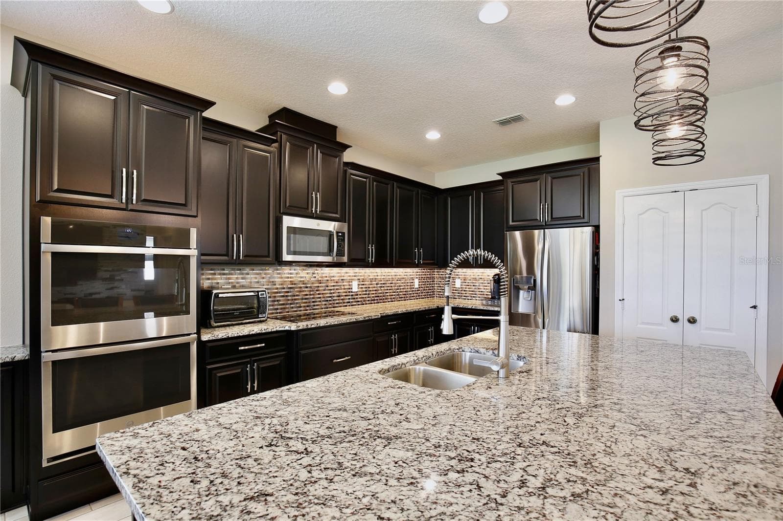 LARGE ISLAND AND GLASS BACKSPLASH - 3266 KAYAK WAY, ORLANDO