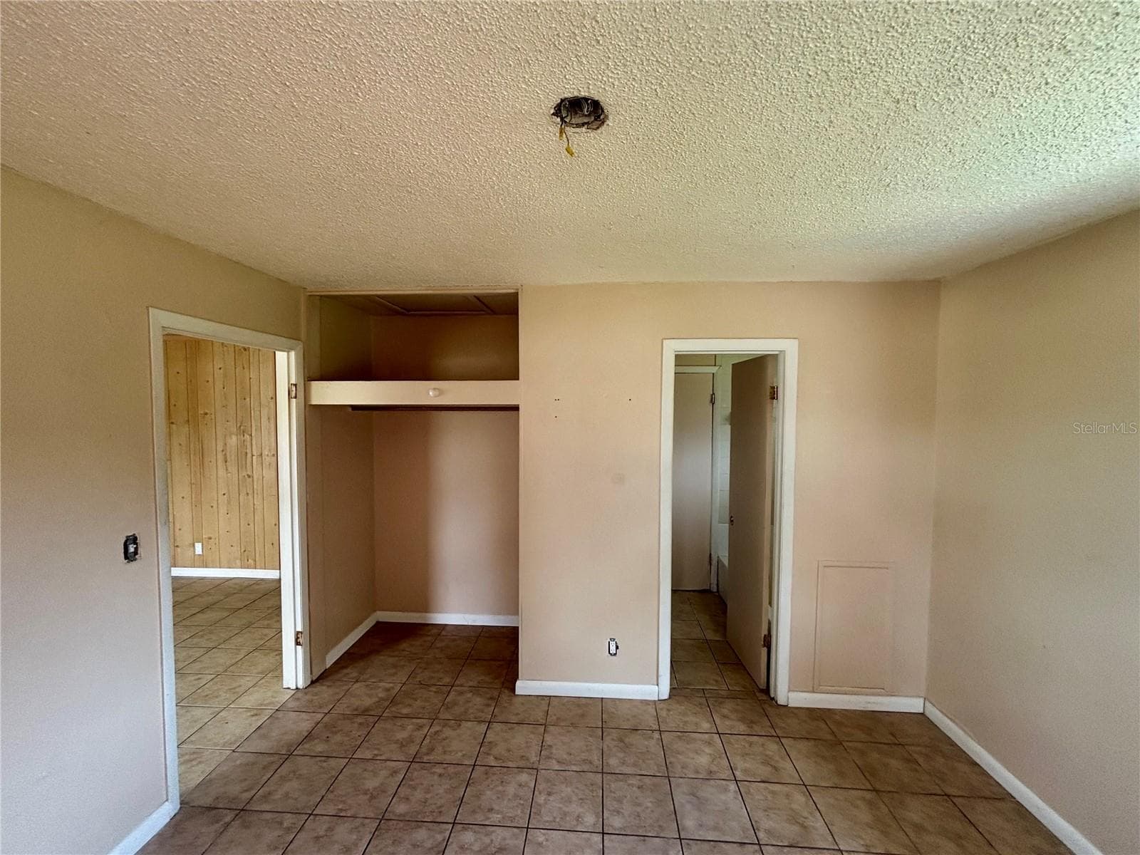 2242 bed 2 - 2242 & 2240 SW LOIS AVE, ARCADIA