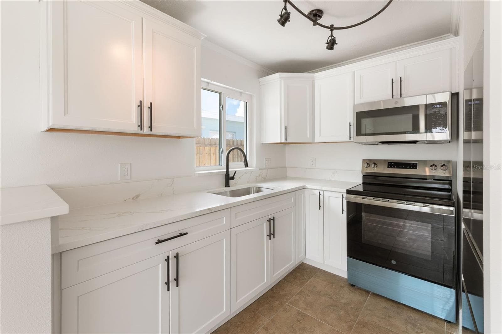 Duplex at 14036 MARGUERITE DR, MADEIRA BEACH, photo 8 of 36