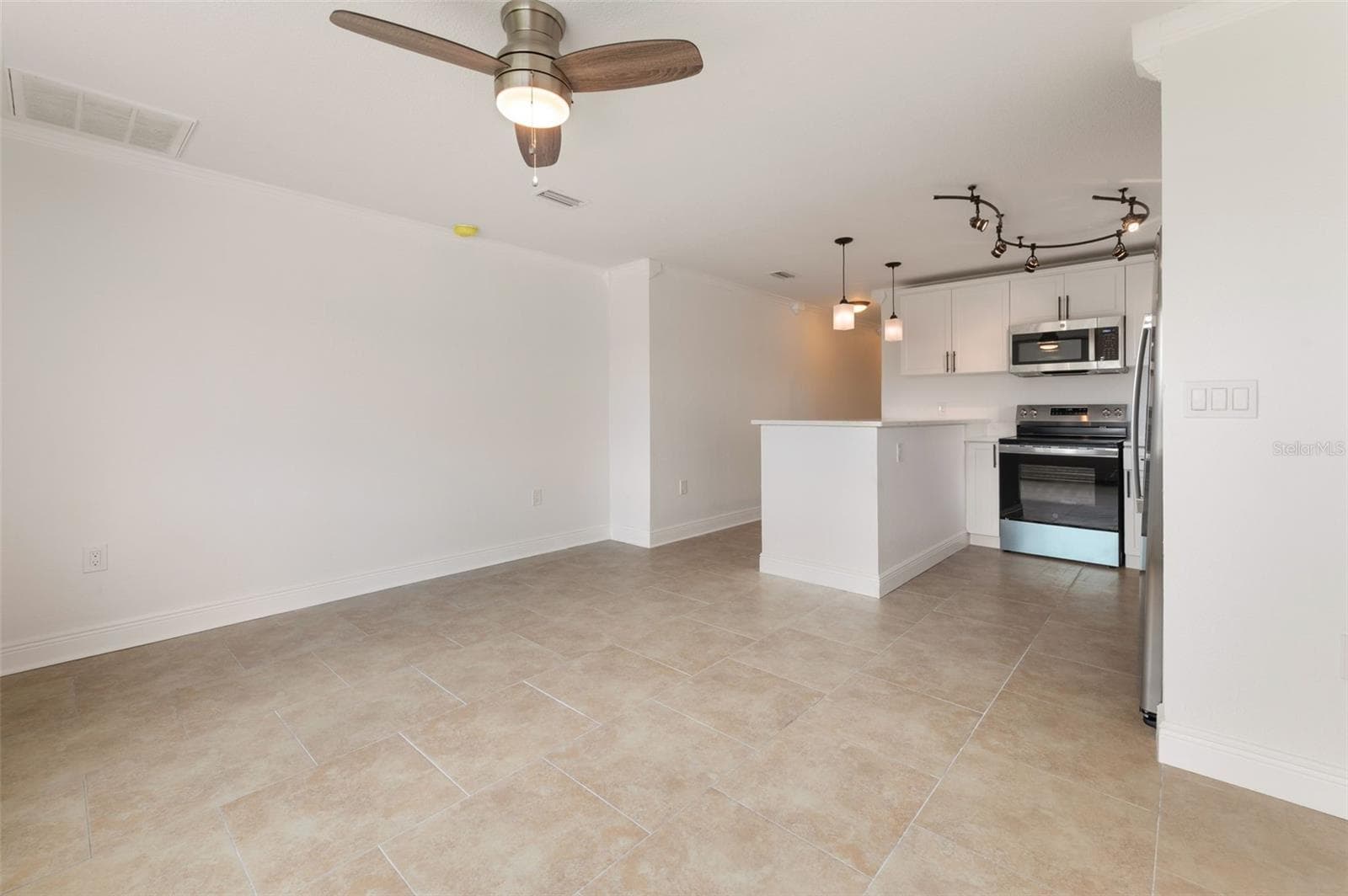 Duplex at 14036 MARGUERITE DR, MADEIRA BEACH, photo 12 of 36