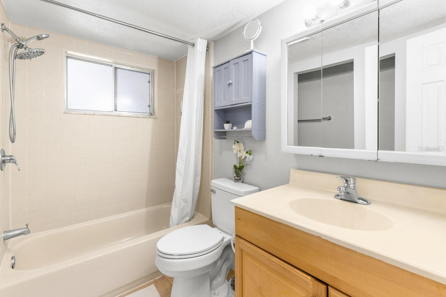 Main house bathroom - 8243 PAMLICO ST, ORLANDO