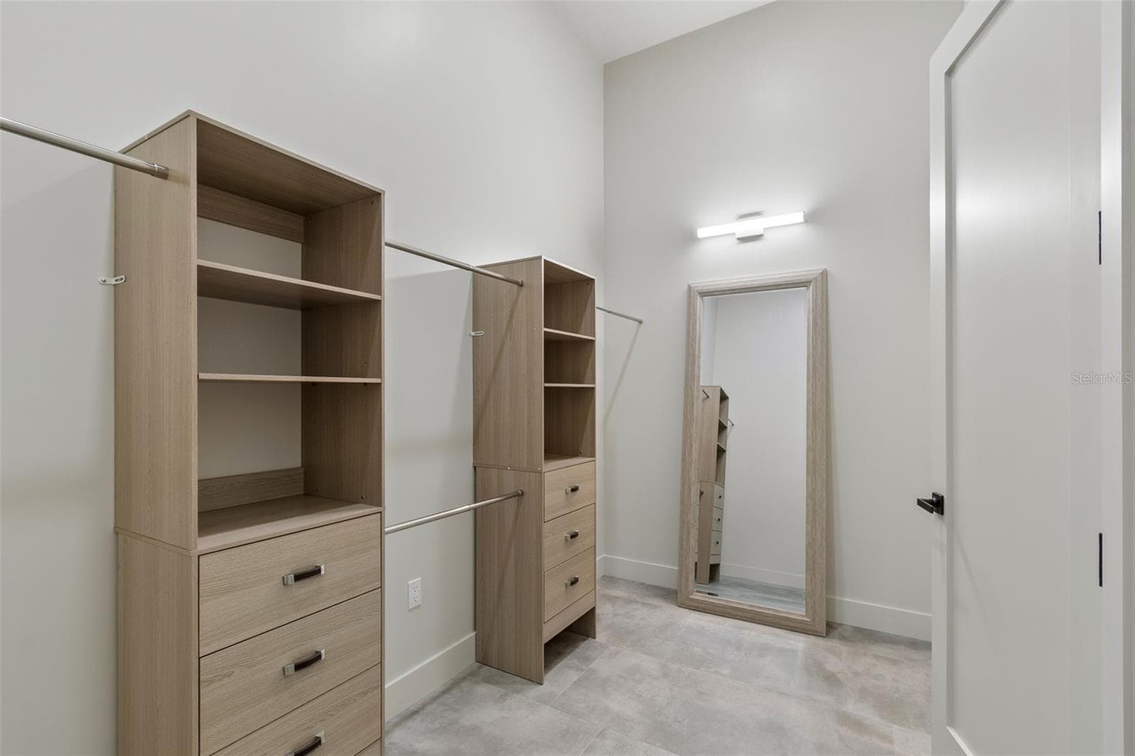 Walking Closet - 19913 MOORGATE ST, ORLANDO