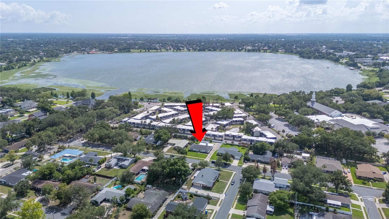 Just steps from Lake Hollingsworth sit this stunningly well updated home 4 bed 2.5 bath home.Roof 2020,AC2019,New Windows 2023, newer Luxury vinyl plank, newer water heater , new insulation & duct work in 2024 , new kitchen , newer bathrooms and MUCH more! - 1211 HUNT AVE, LAKELAND