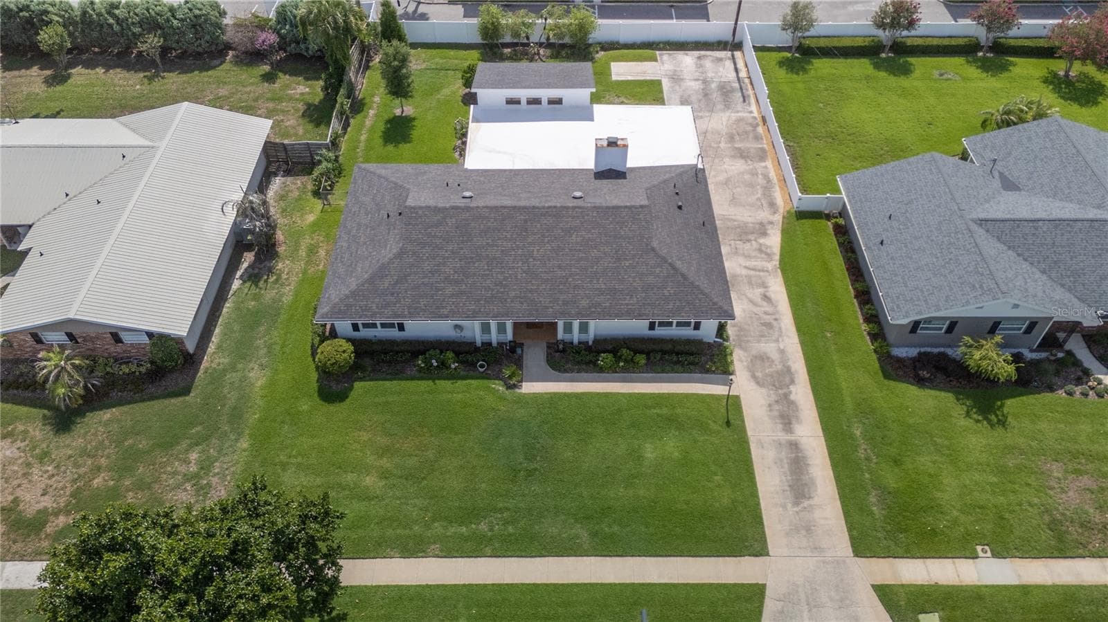 Beautifully landscaped with ample parking, on one of the most charming streets in Lakeland. - 1211 HUNT AVE, LAKELAND