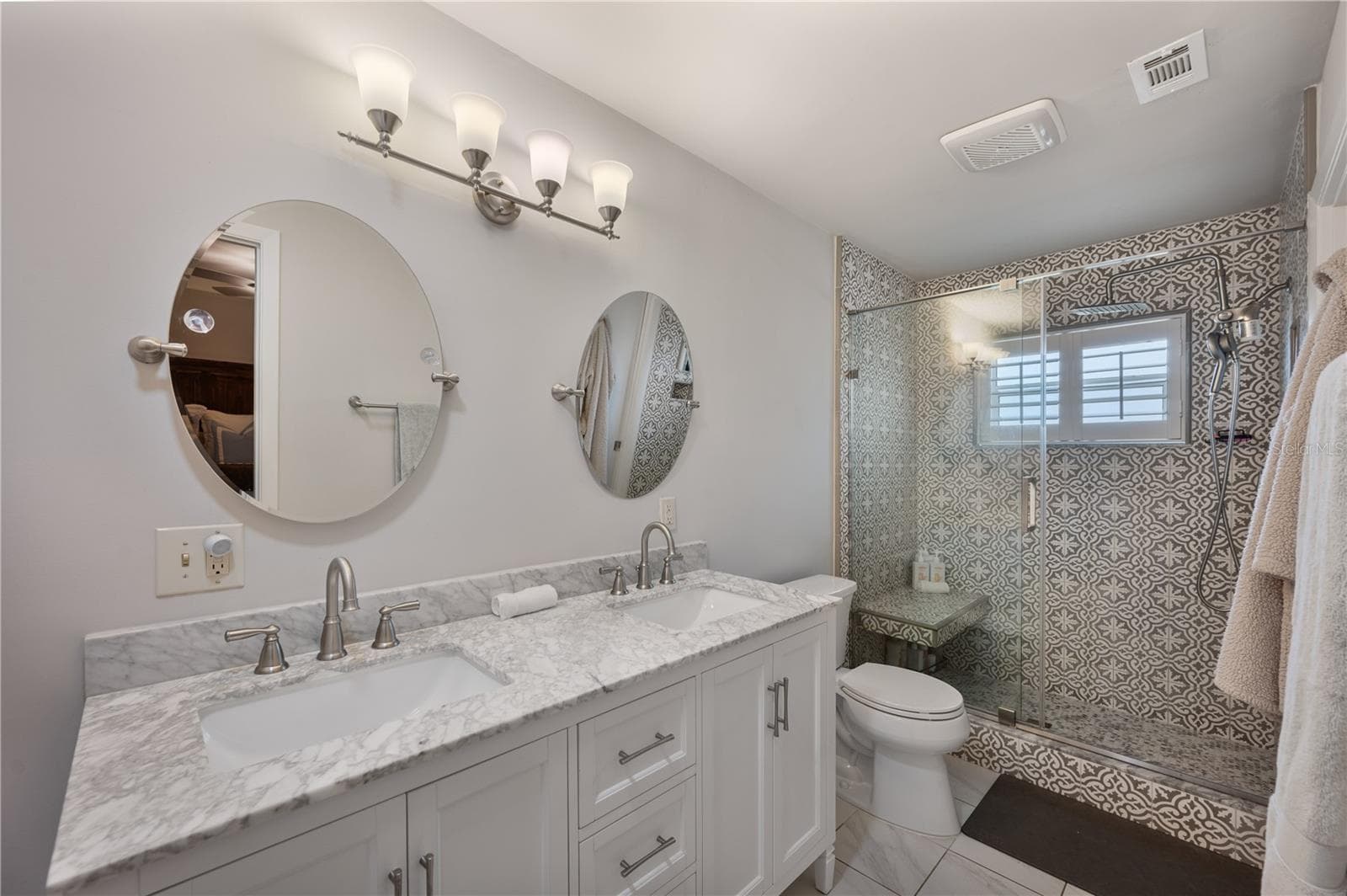 The Primary en-suite bathroom. - 1211 HUNT AVE, LAKELAND