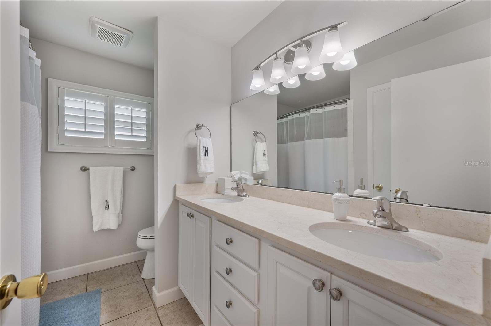 The 2nd full bathroom ,features a large . tub/shower combo, large vanity with dual sinks and a nice storage closet - 1211 HUNT AVE, LAKELAND