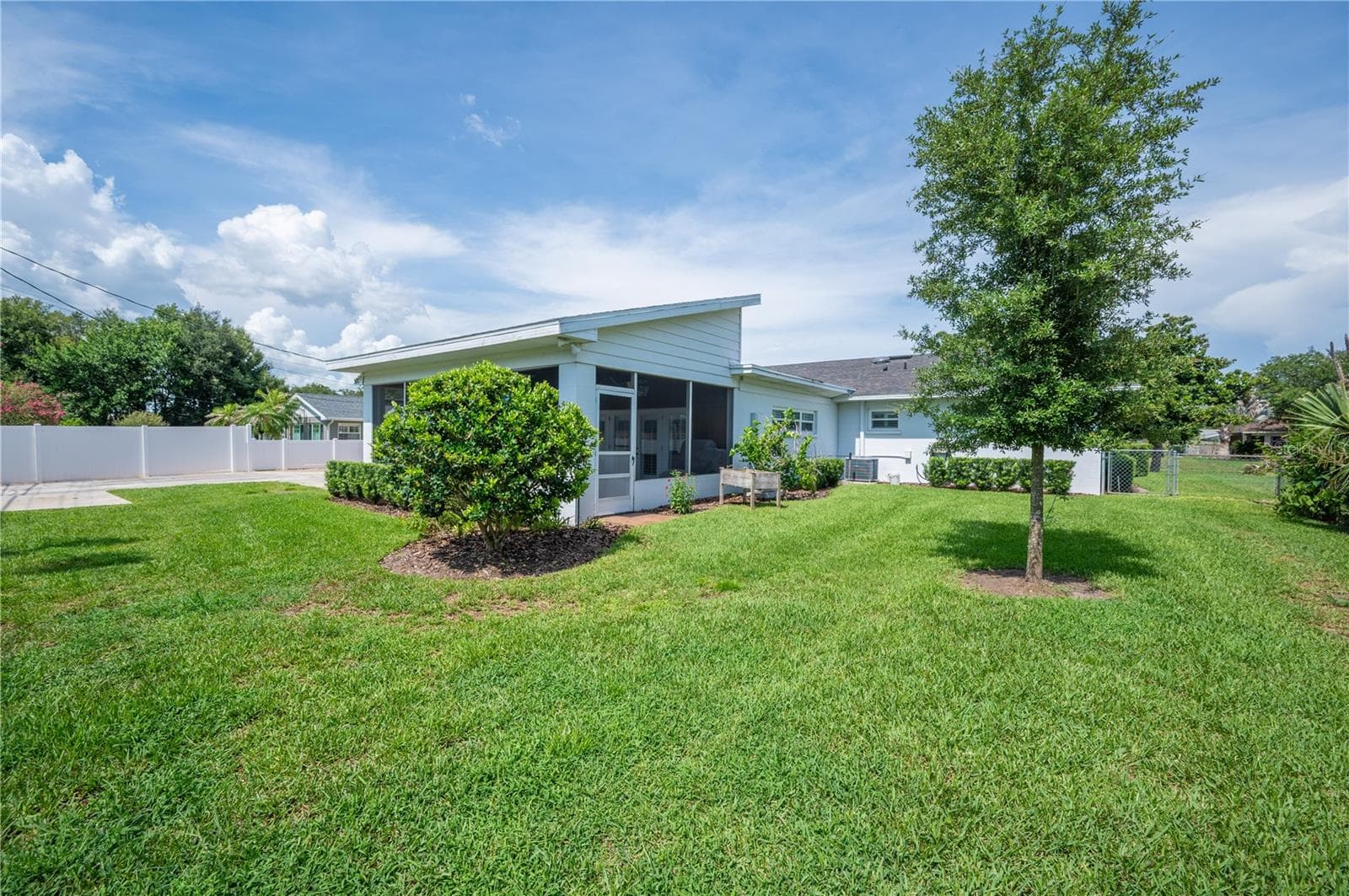 The side yard is perfect for children & pets - 1211 HUNT AVE, LAKELAND