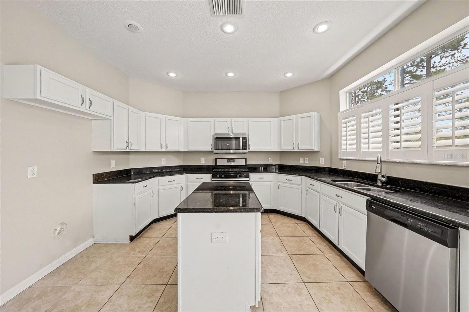 Single Family Residence at 6112 CEZANNE AVE, LUTZ, photo 14 of 44