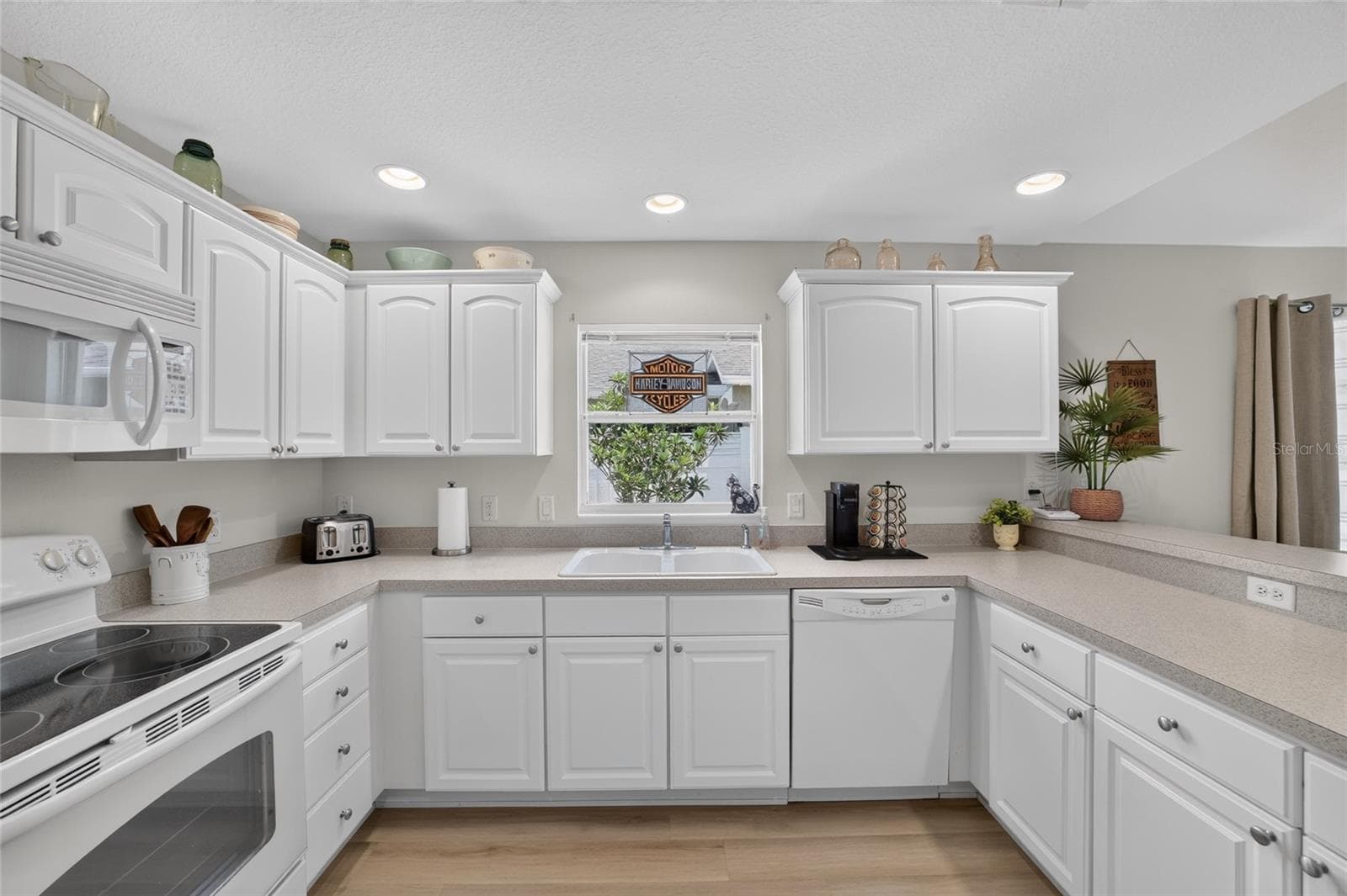 Kitchen with lots of natural light - 308 ALMERIA ST, THE VILLAGES