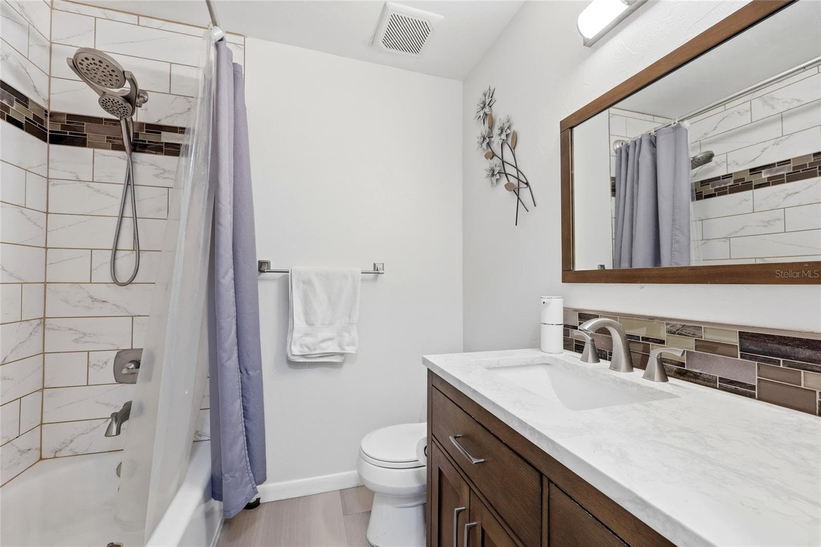 Guest Bathroom - 4628 NW 40TH ST, GAINESVILLE