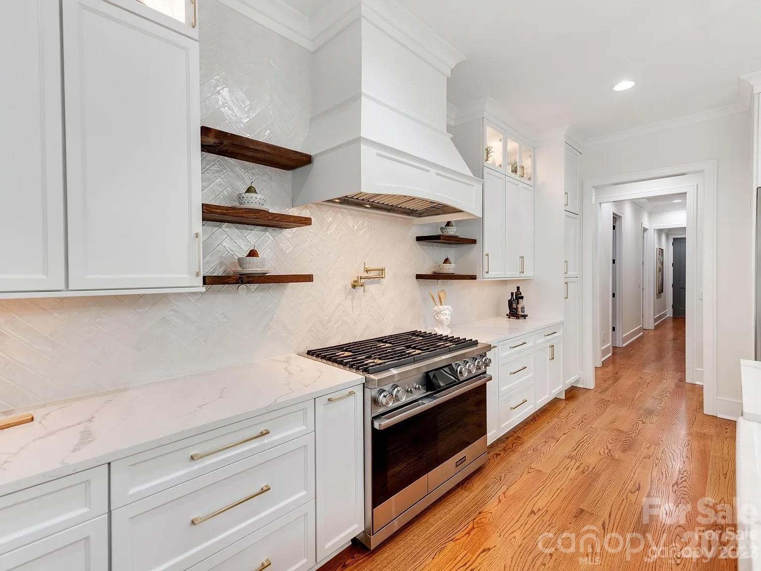 Single Family Residence at 3032 Northampton Drive, Charlotte, photo 7 of 10