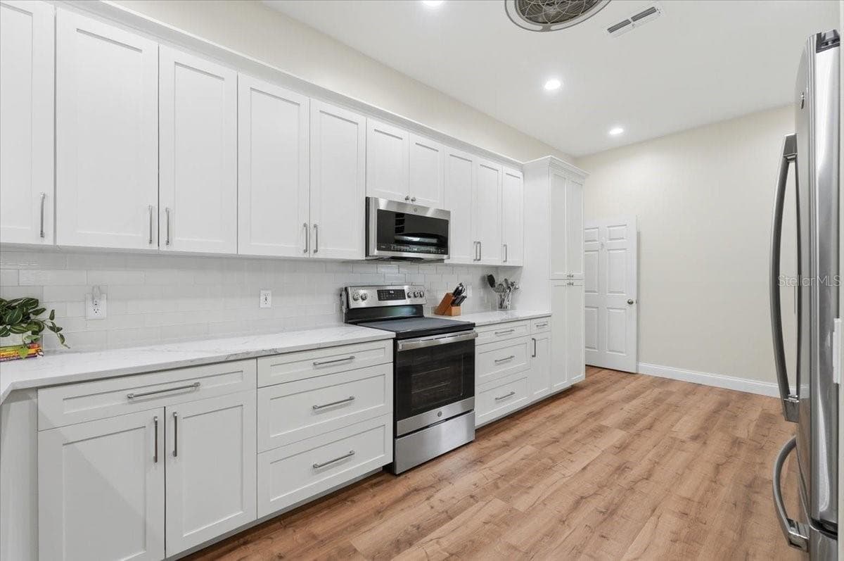 Single Family Residence at 730 MARTINIQUE CIR, LAKELAND, photo 11 of 62