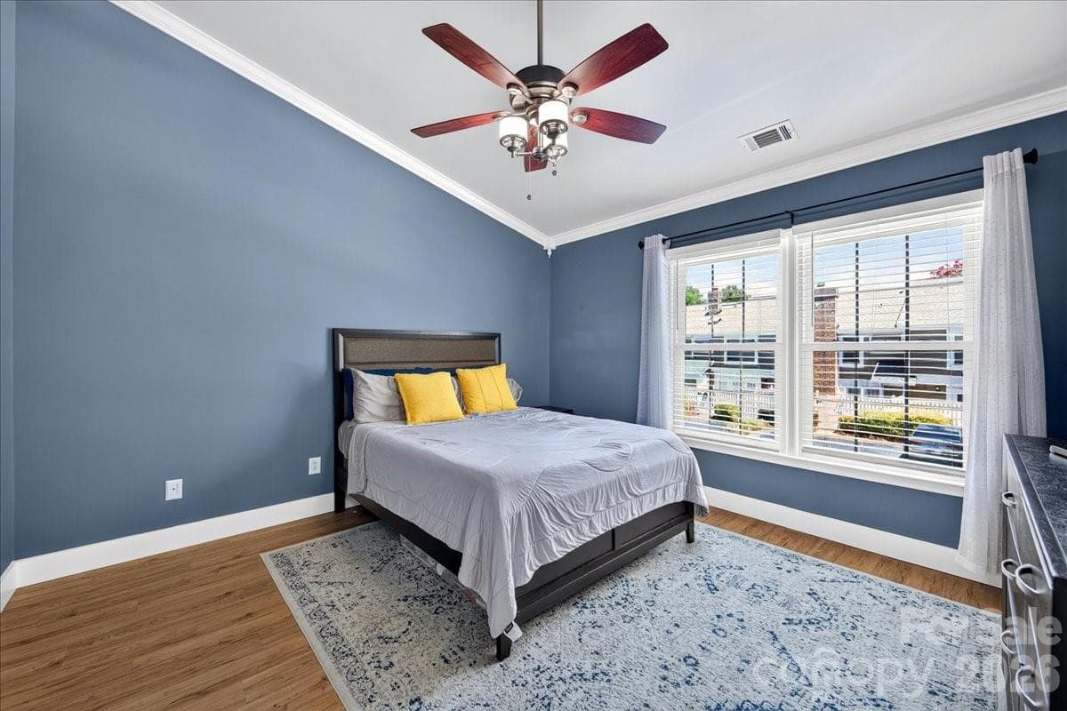 Spacious primary suite with vaulted ceilings - 8220 Legare Court, Charlotte