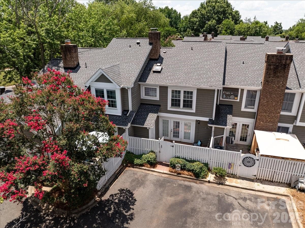 2-story condo with private fenced patio + easy parking - 8220 Legare Court, Charlotte