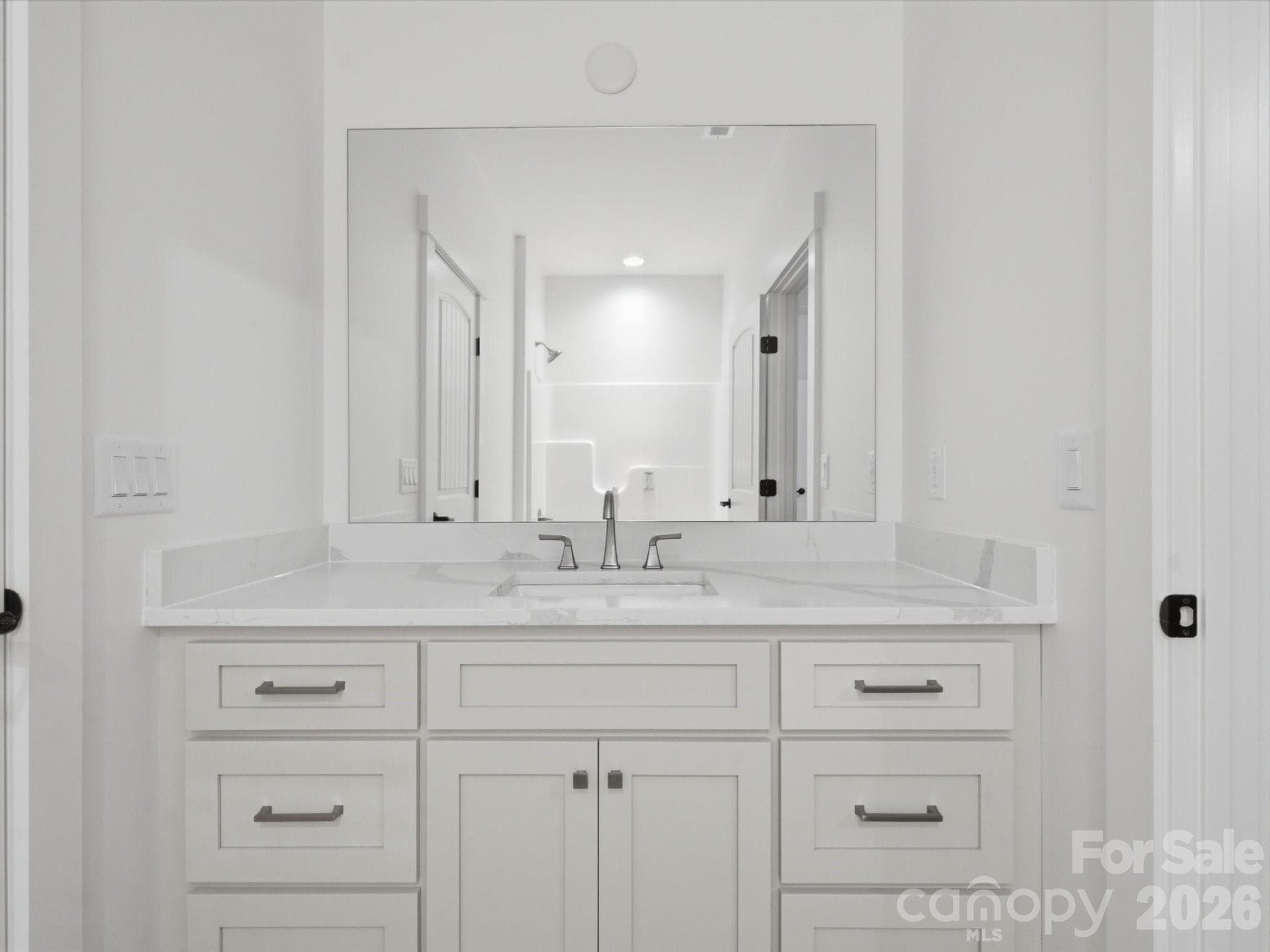 upper level hall bath - 8018 Fairmont Drive, Waxhaw
