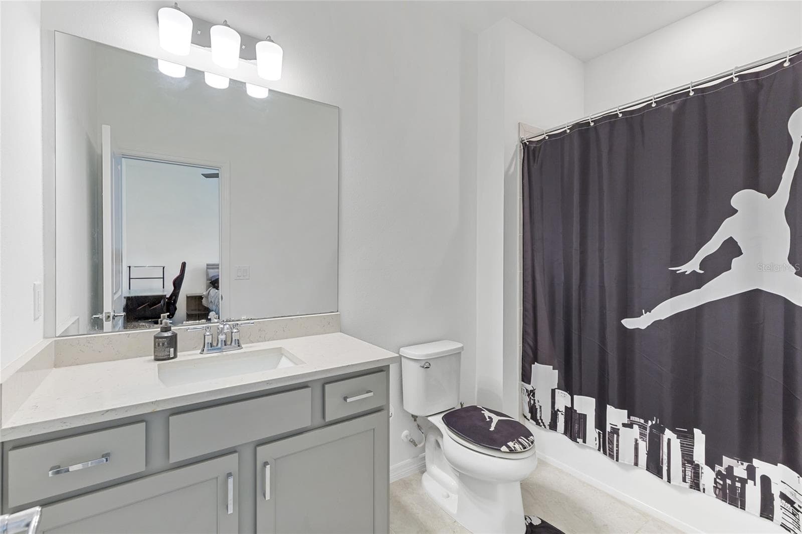 En-Suite bath to the front of house - 3009 61ST DR E, ELLENTON