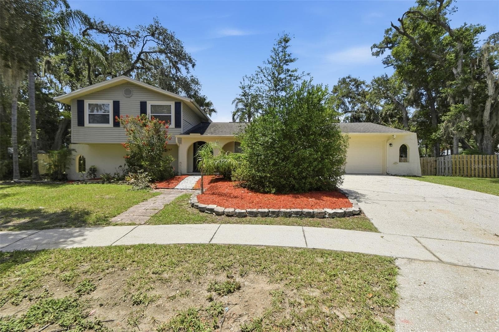 1200 LAKE VALRICO LN