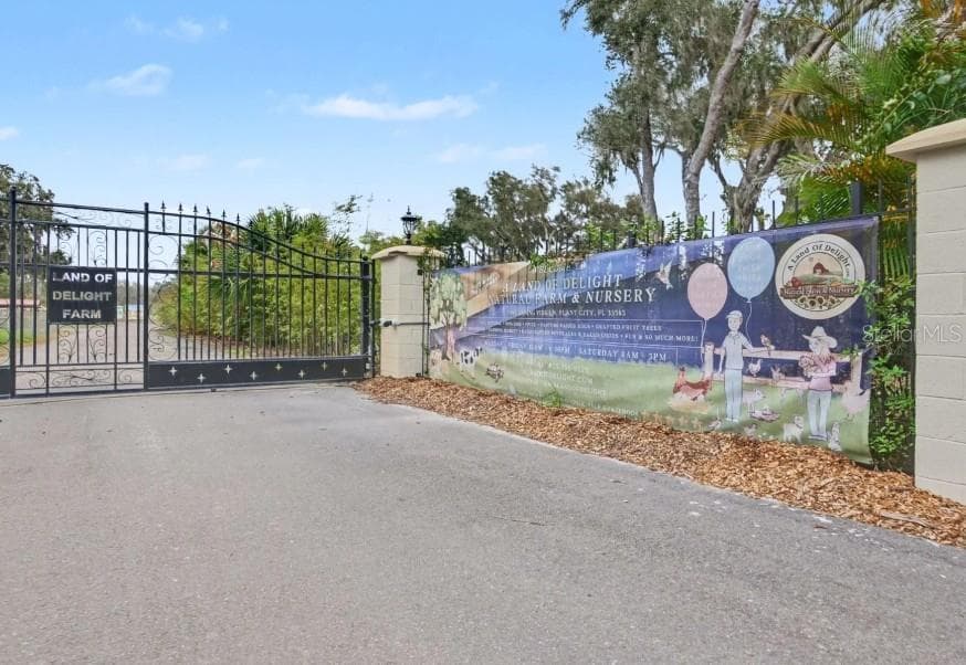 A Land of Delight! A true gem with farm finds, minutes from home. - 3714 ROMA CT, PLANT CITY