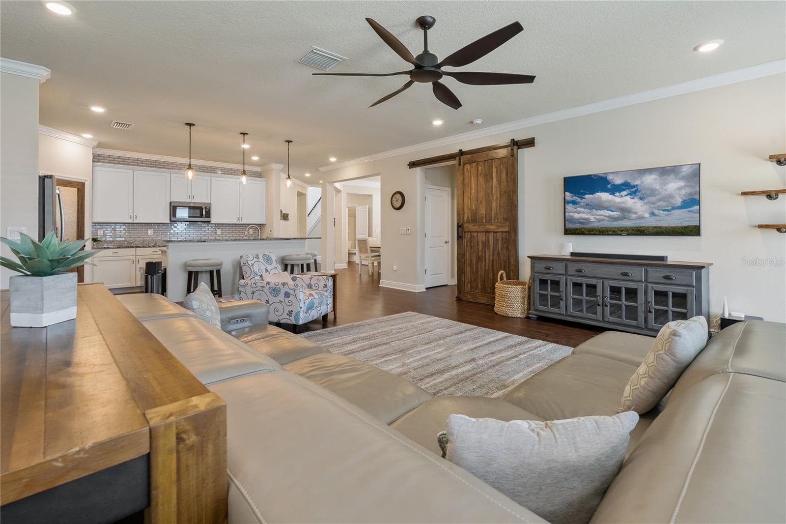 Spacious Open Floor Plan! - 597 OZONA VILLAGE DR, PALM HARBOR