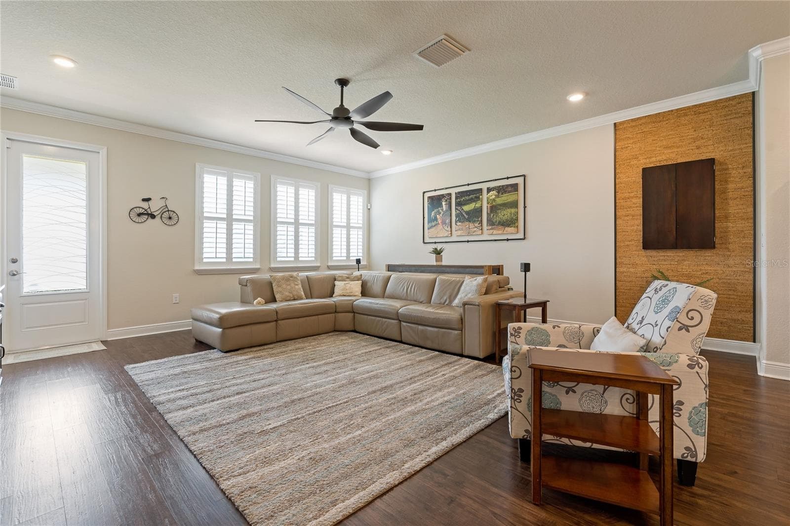 Crown Molding in all the right places - 597 OZONA VILLAGE DR, PALM HARBOR