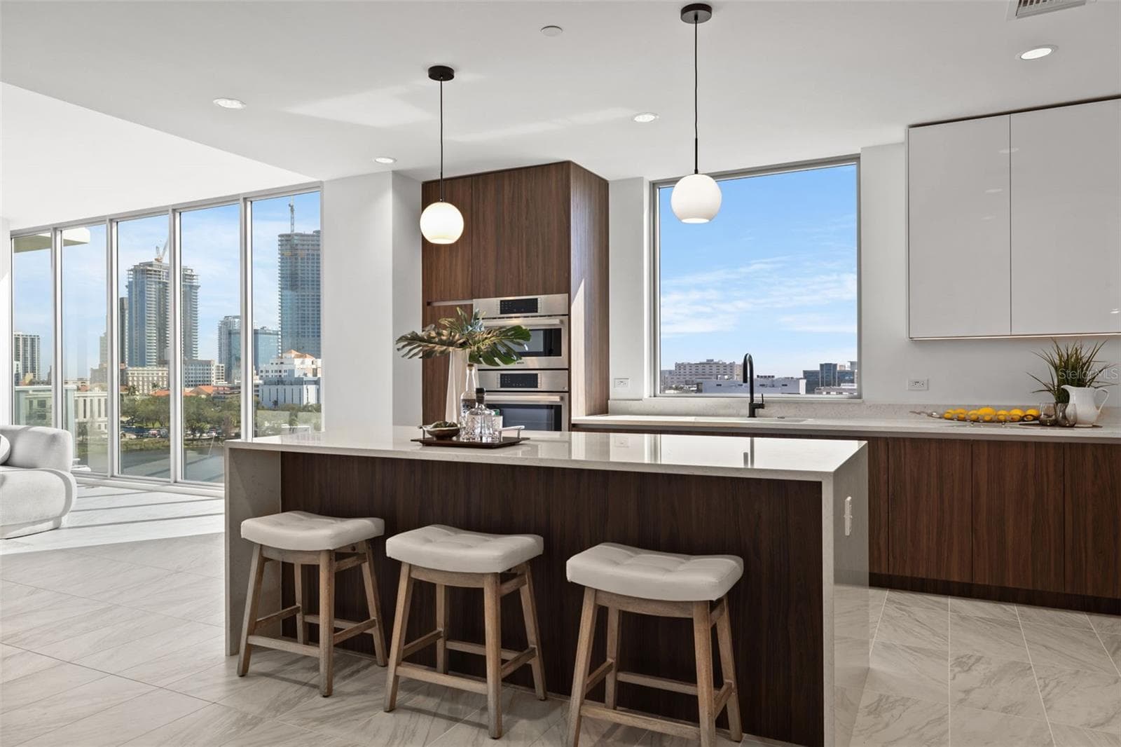 Open floor plan, perfect for entertaining - 777 3RD AVE N #805, ST PETERSBURG