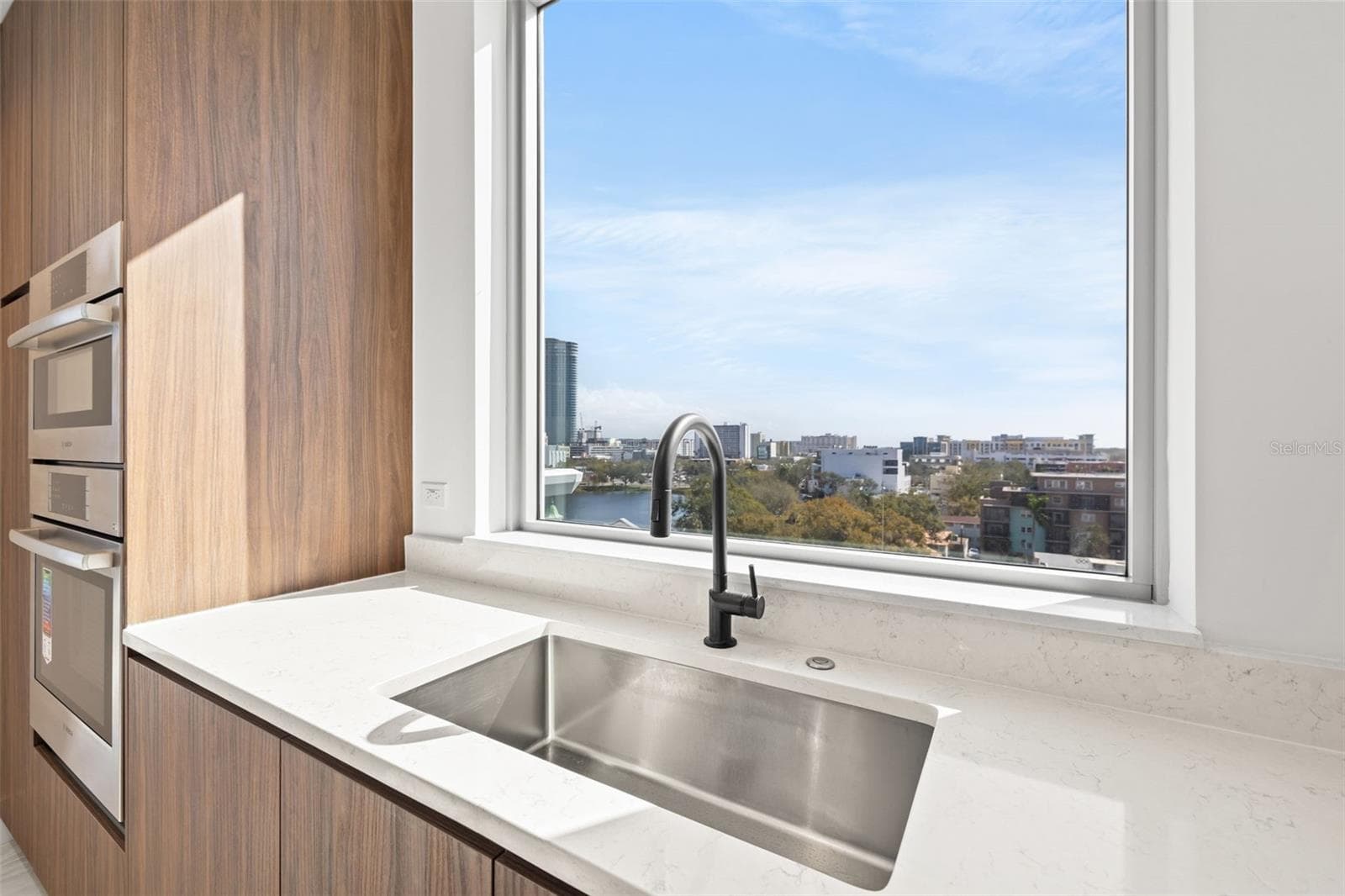 Large kitchen window facing South - 777 3RD AVE N #805, ST PETERSBURG