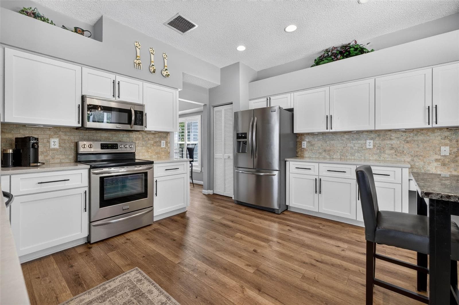 Single Family Residence at 11123 CLAYRIDGE DR, TAMPA, photo 4 of 34