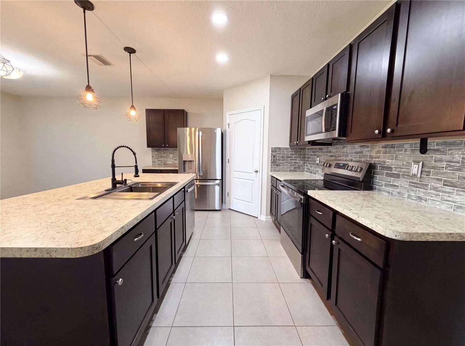 Single Family Residence at 16415 TREASURE POINT DR, WIMAUMA, photo 8 of 29