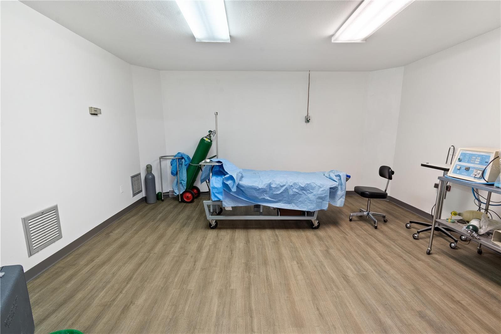 Surgical Suite - 441 S 11TH ST, LAKE WALES