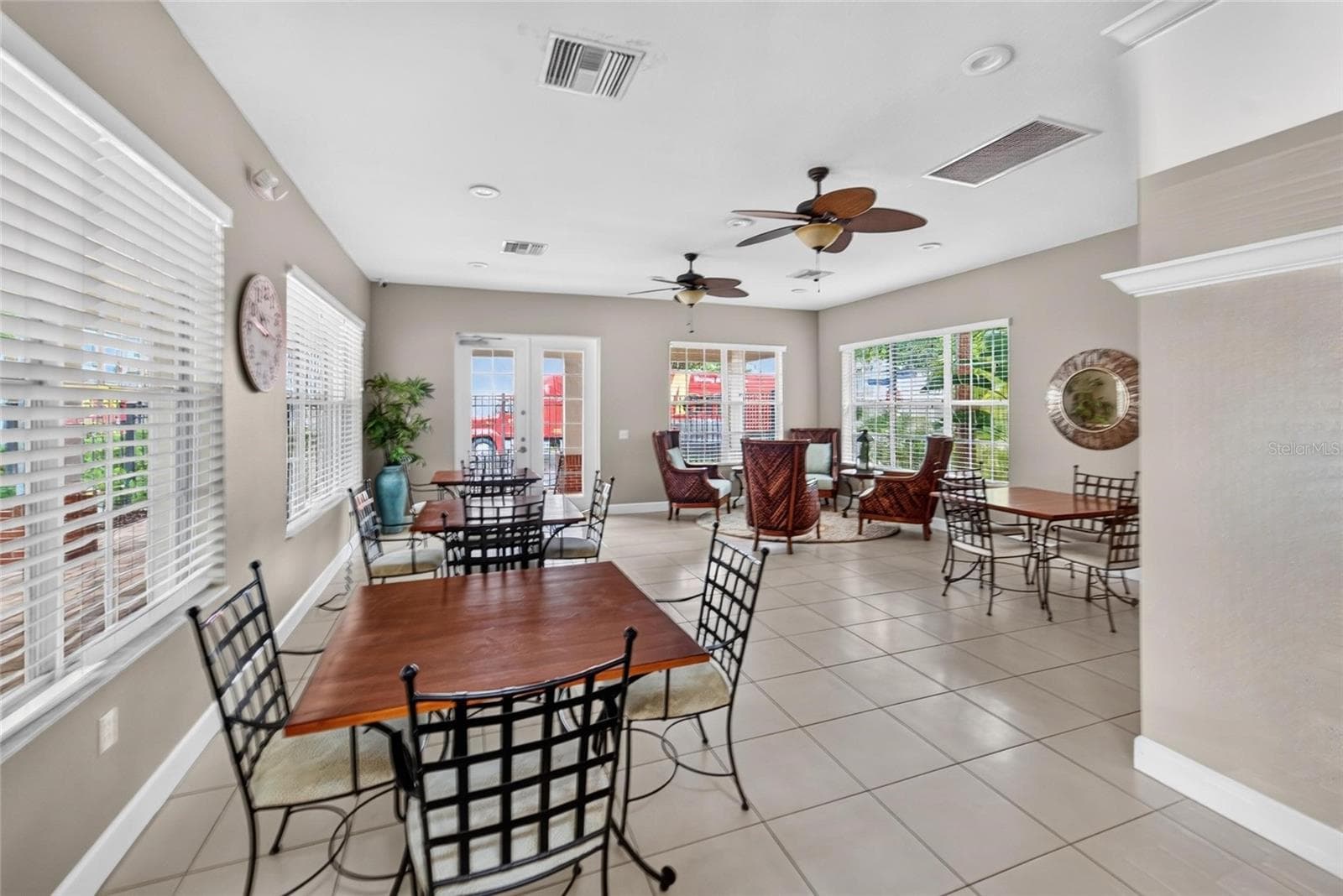 Clubhouse indoor seating - 2005 RIVER TURIA CIR, RIVERVIEW
