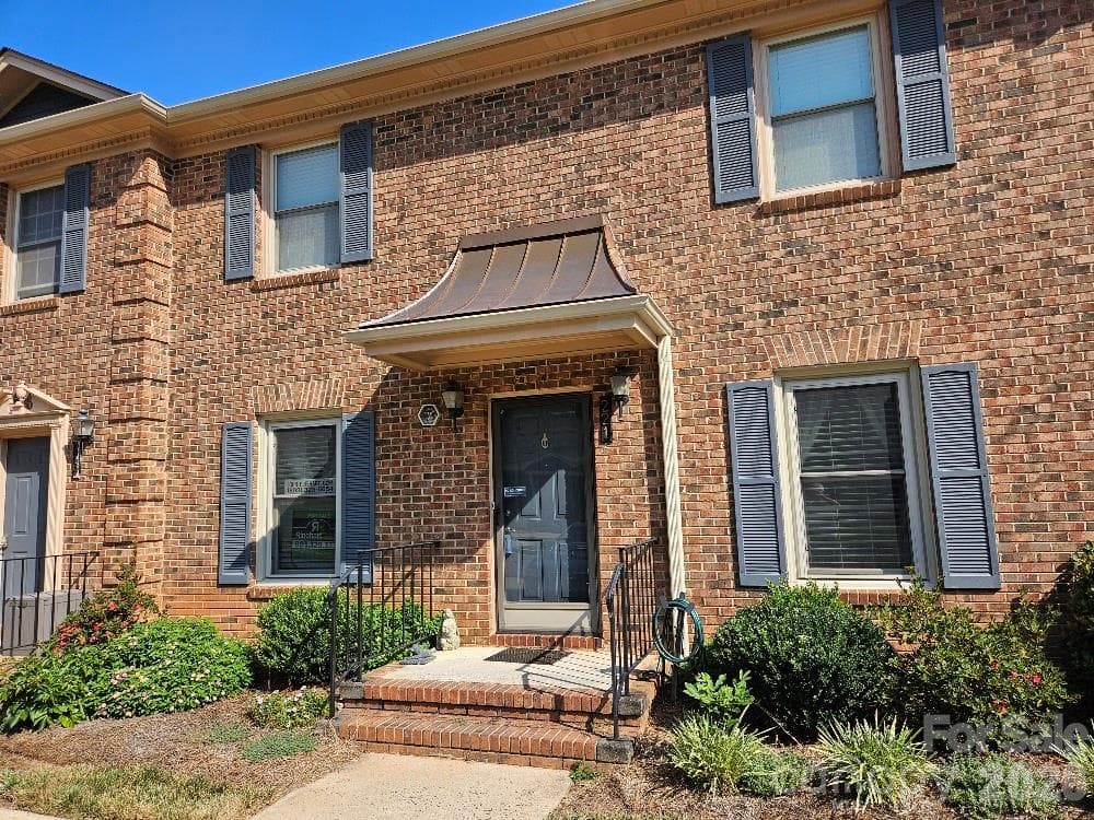 221 Pointe Circle