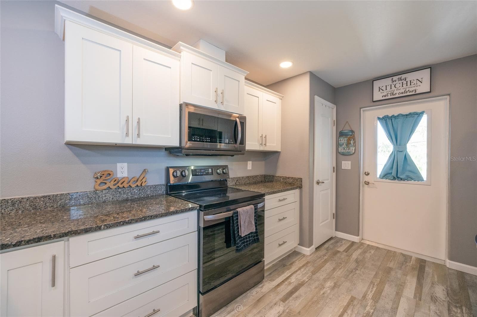 Granite countertops, range, microwave - 904 S DAYTONA AVE, FLAGLER BEACH