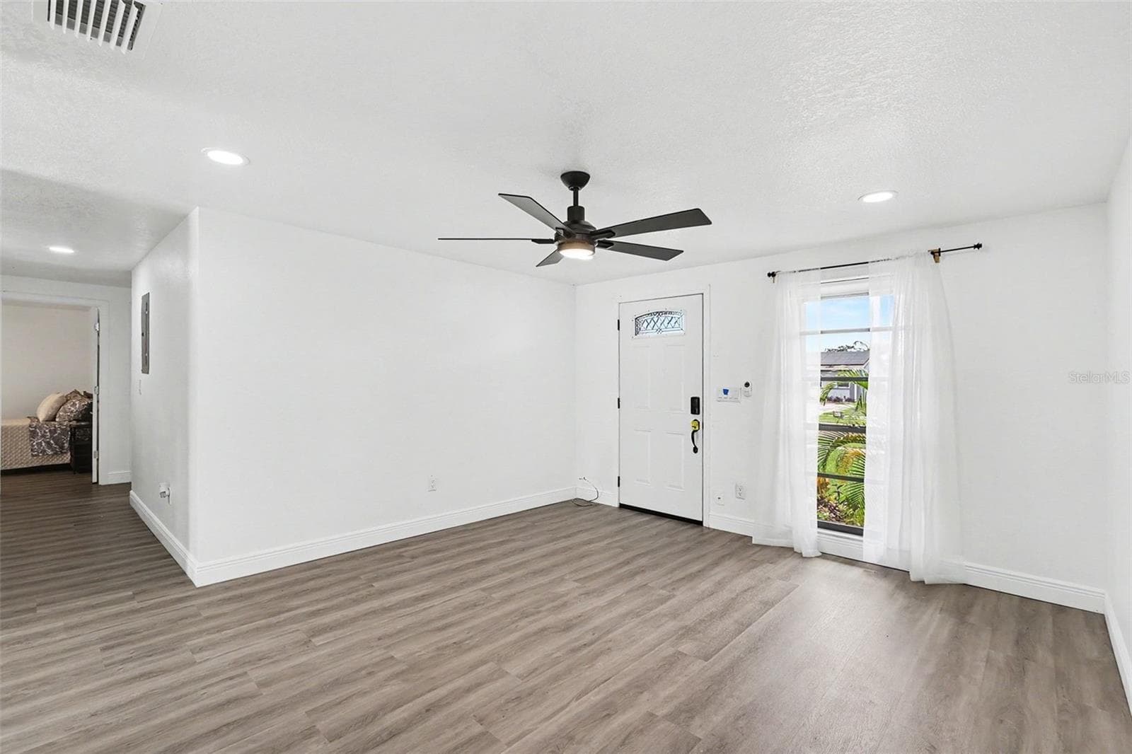 Single Family Residence at 8253 GREENLEAF CIR, TAMPA, photo 5 of 22