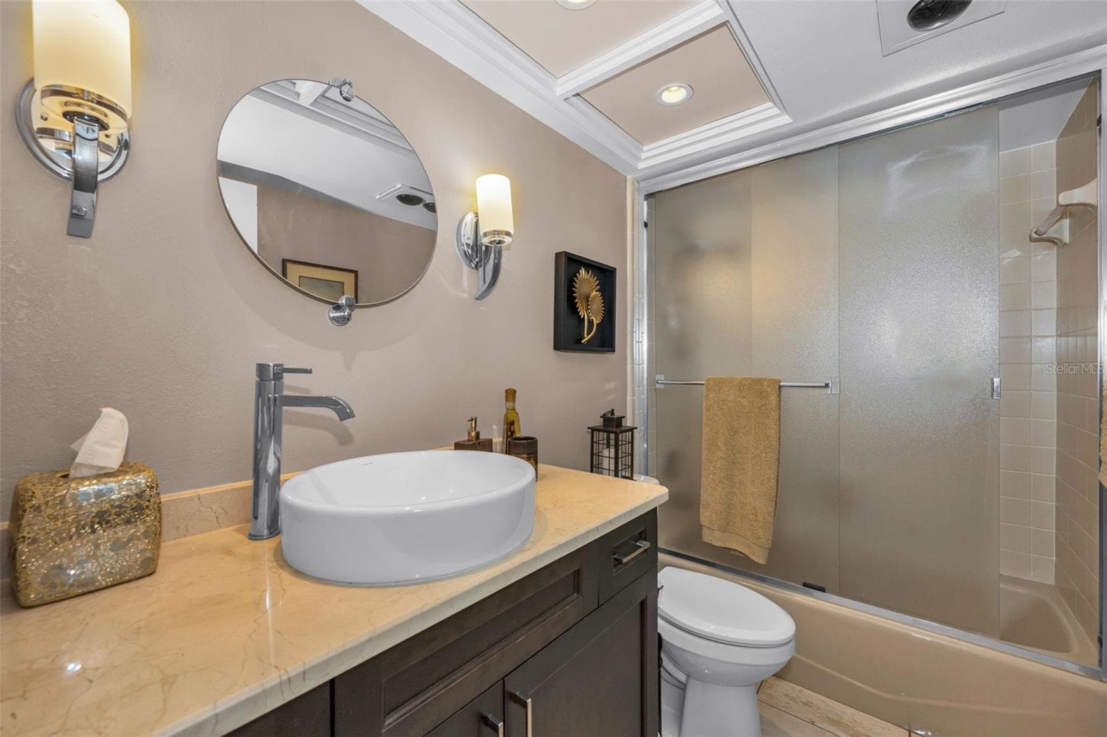 The beautiful hall bath with a tub shower combination! - 10497 LONGWOOD DR, SEMINOLE