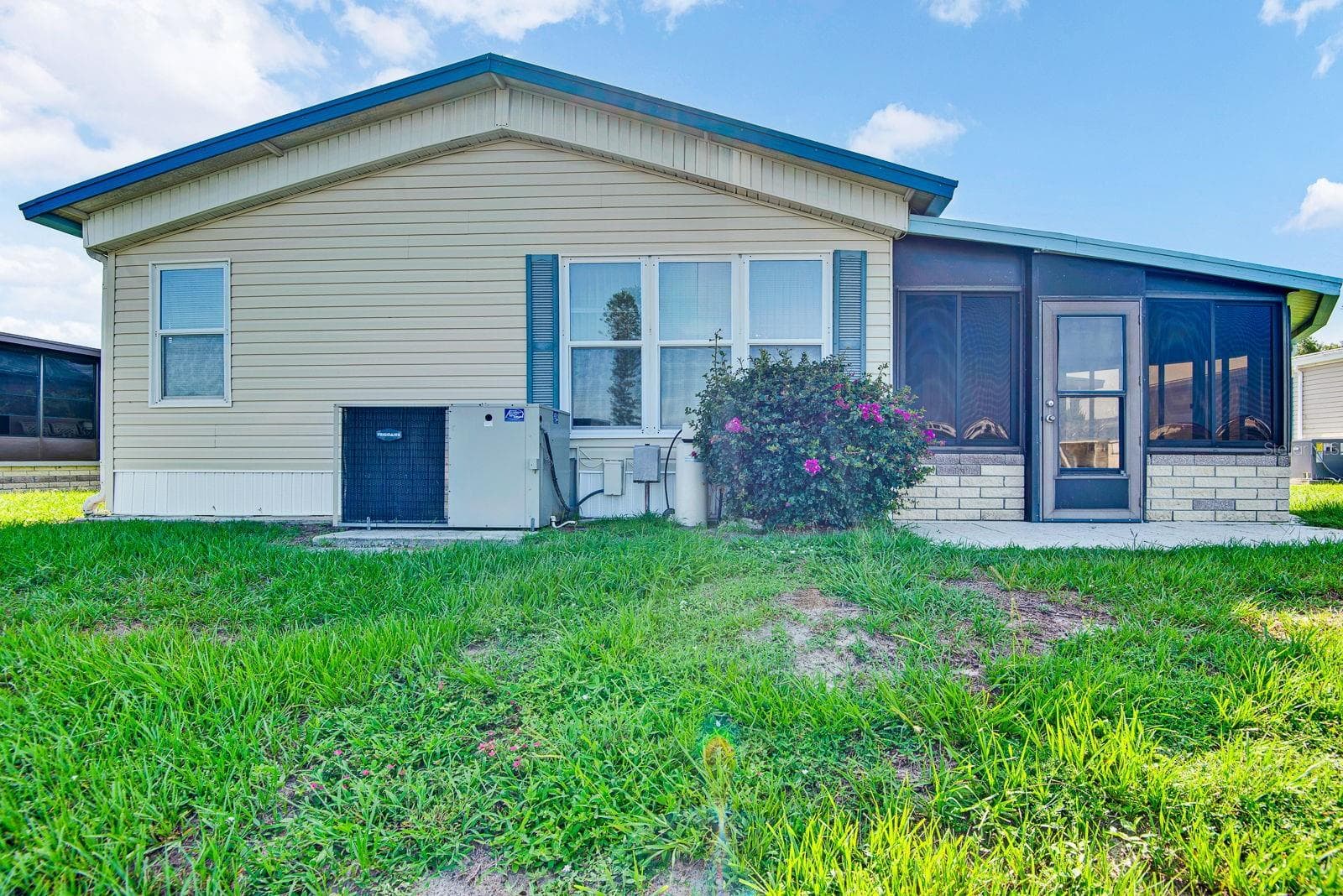 Manufactured Home at 9107 34TH AVE E, PALMETTO, photo 3 of 49