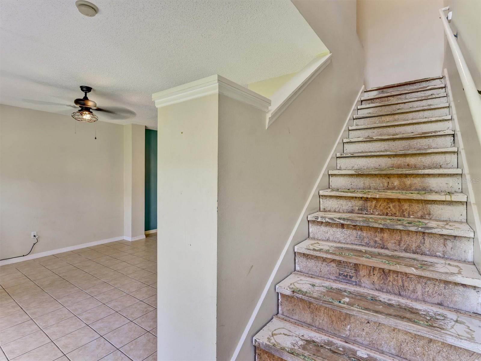 Stairs - 8407 BLUE LAGOON DR, KISSIMMEE