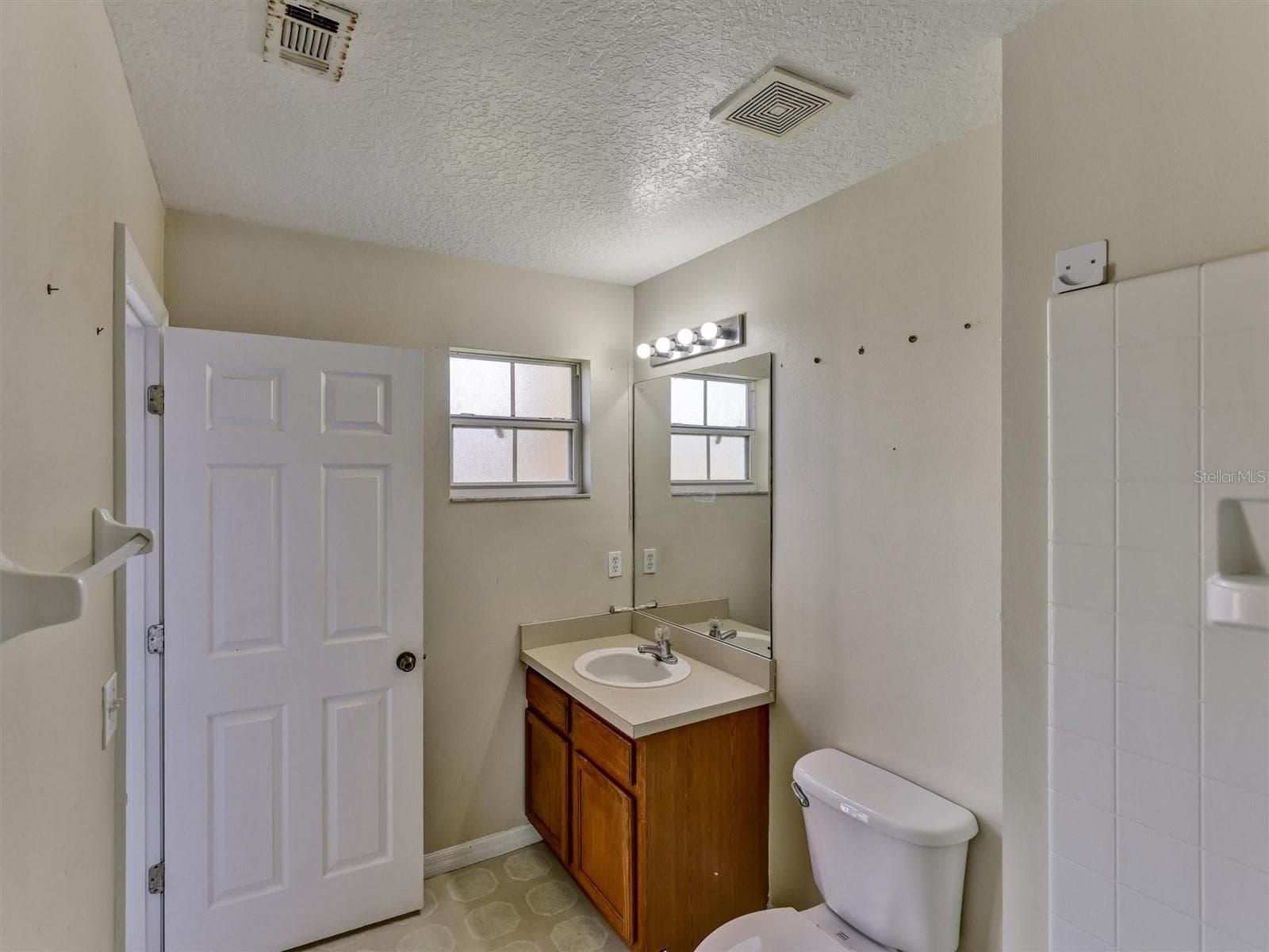 Primary Suite - Bath - 8407 BLUE LAGOON DR, KISSIMMEE