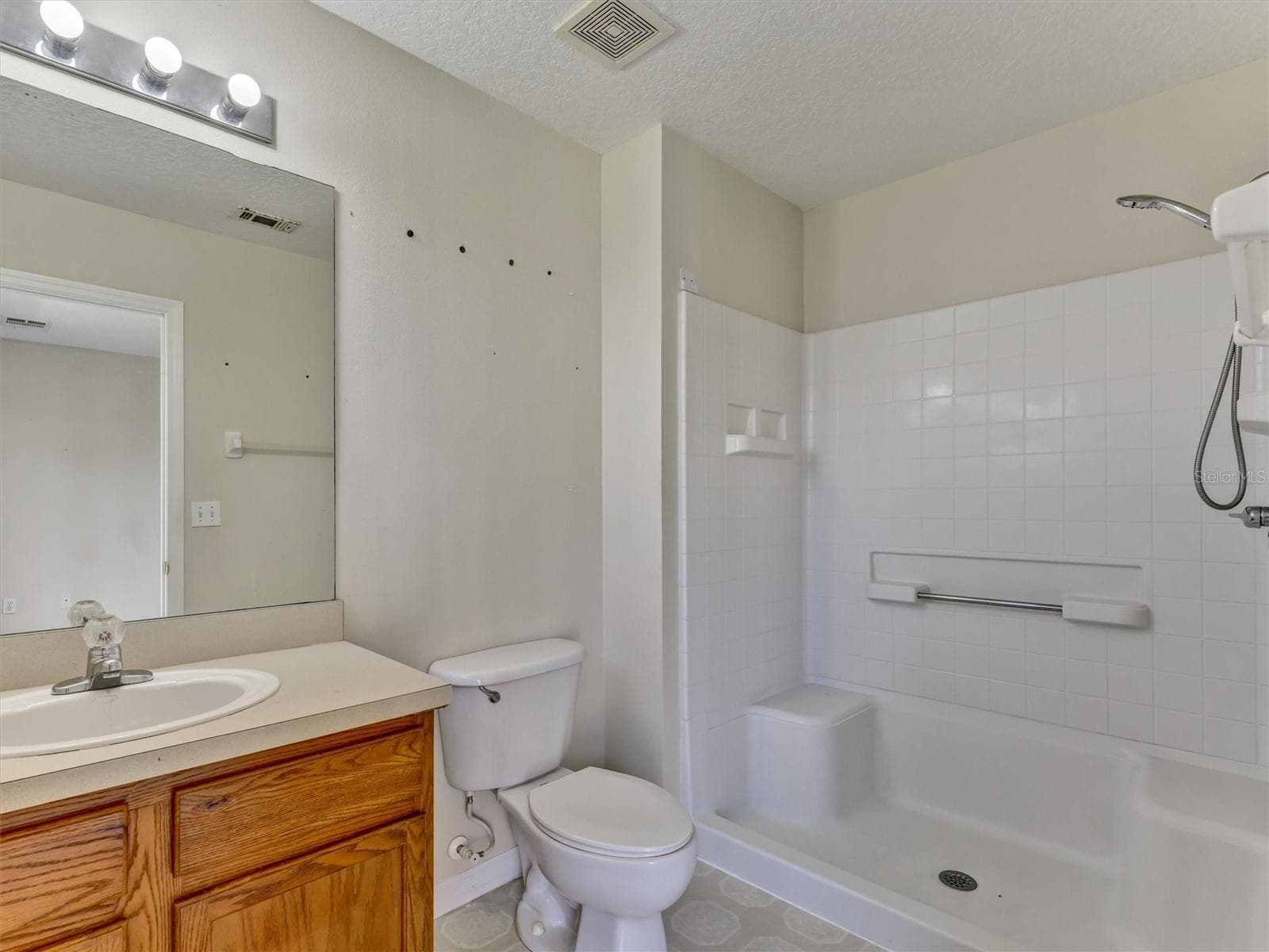 Primary Suite - Bath - 8407 BLUE LAGOON DR, KISSIMMEE