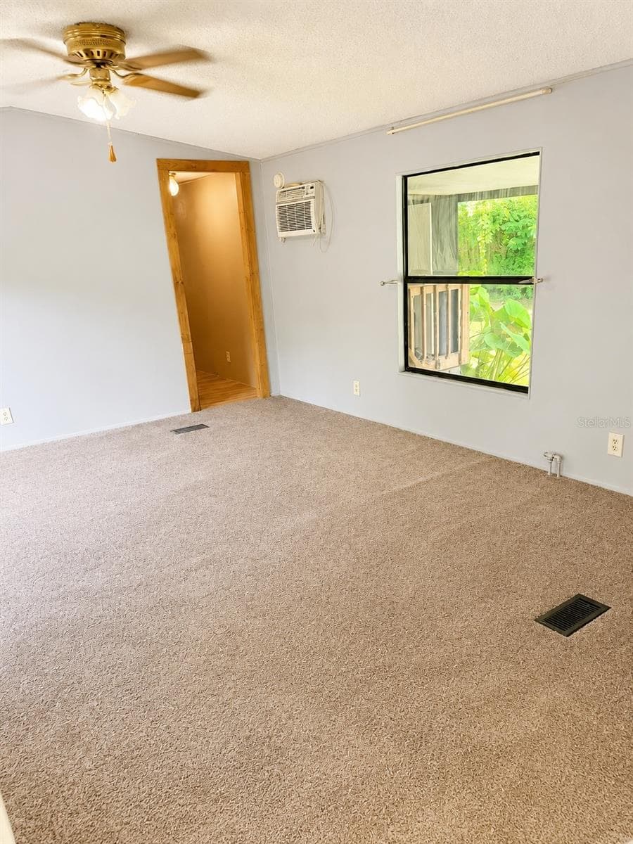 Unit 1 Living room - 3820 SE 93RD PL, OCALA