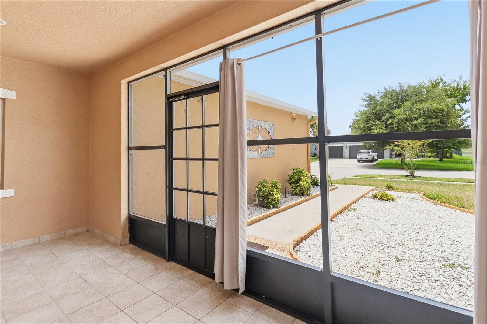 Front enclosed porch to front door - 4069 MARINA ISLE DR, KISSIMMEE