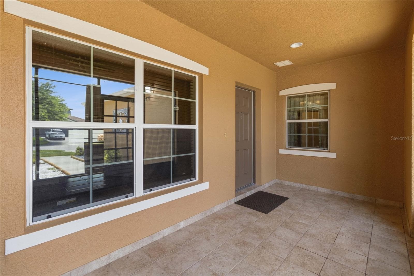 Covered enclosed porch to front door - 4069 MARINA ISLE DR, KISSIMMEE