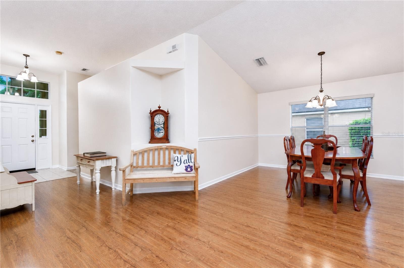 Bright and welcoming entryway. - 6209 GANNETDALE DR, LITHIA