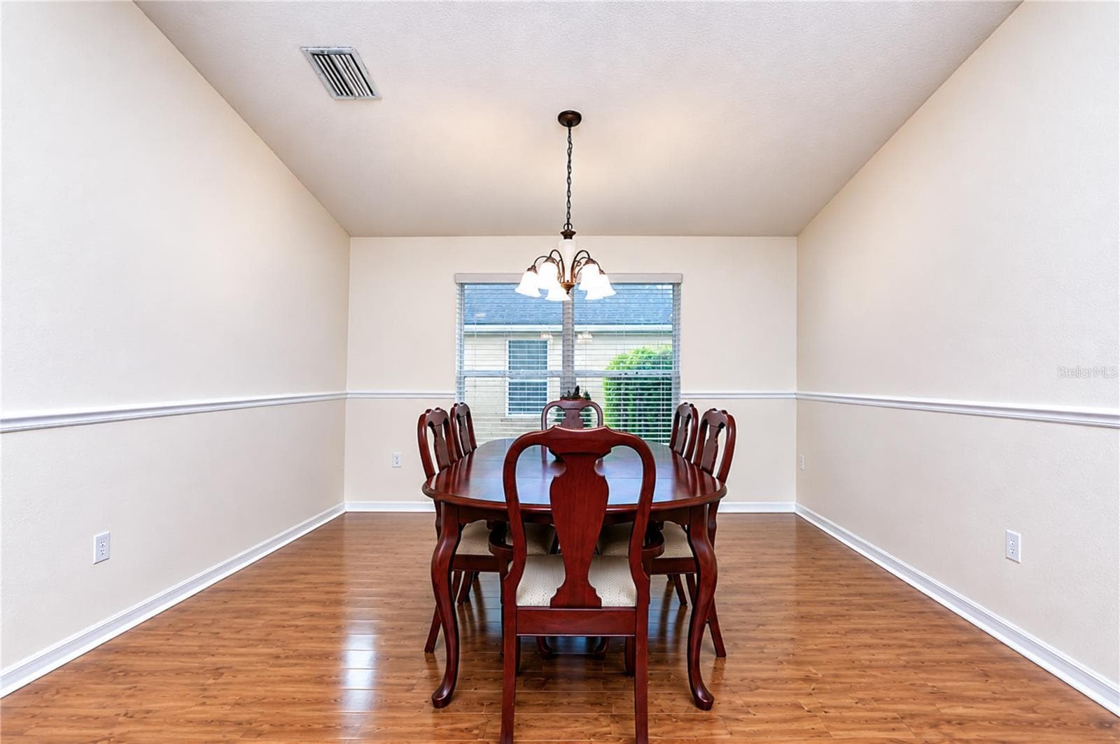 Comfortable space for everyday meals and entertaining. - 6209 GANNETDALE DR, LITHIA