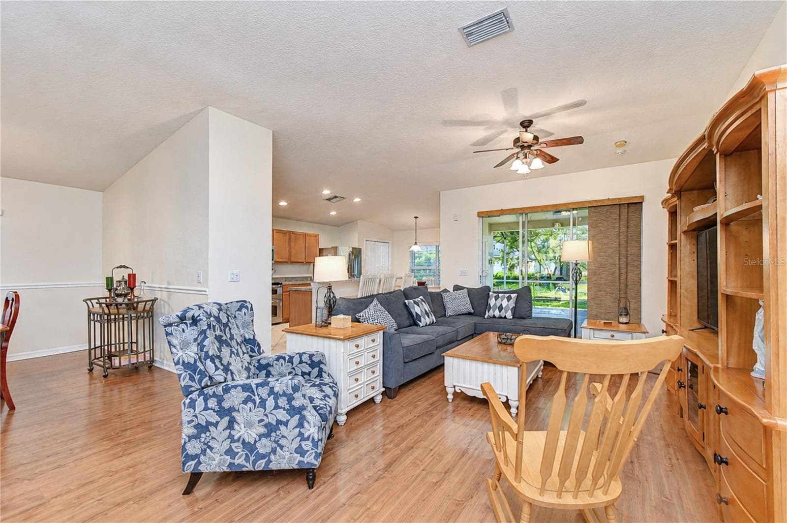 Spacious open-concept living area. - 6209 GANNETDALE DR, LITHIA