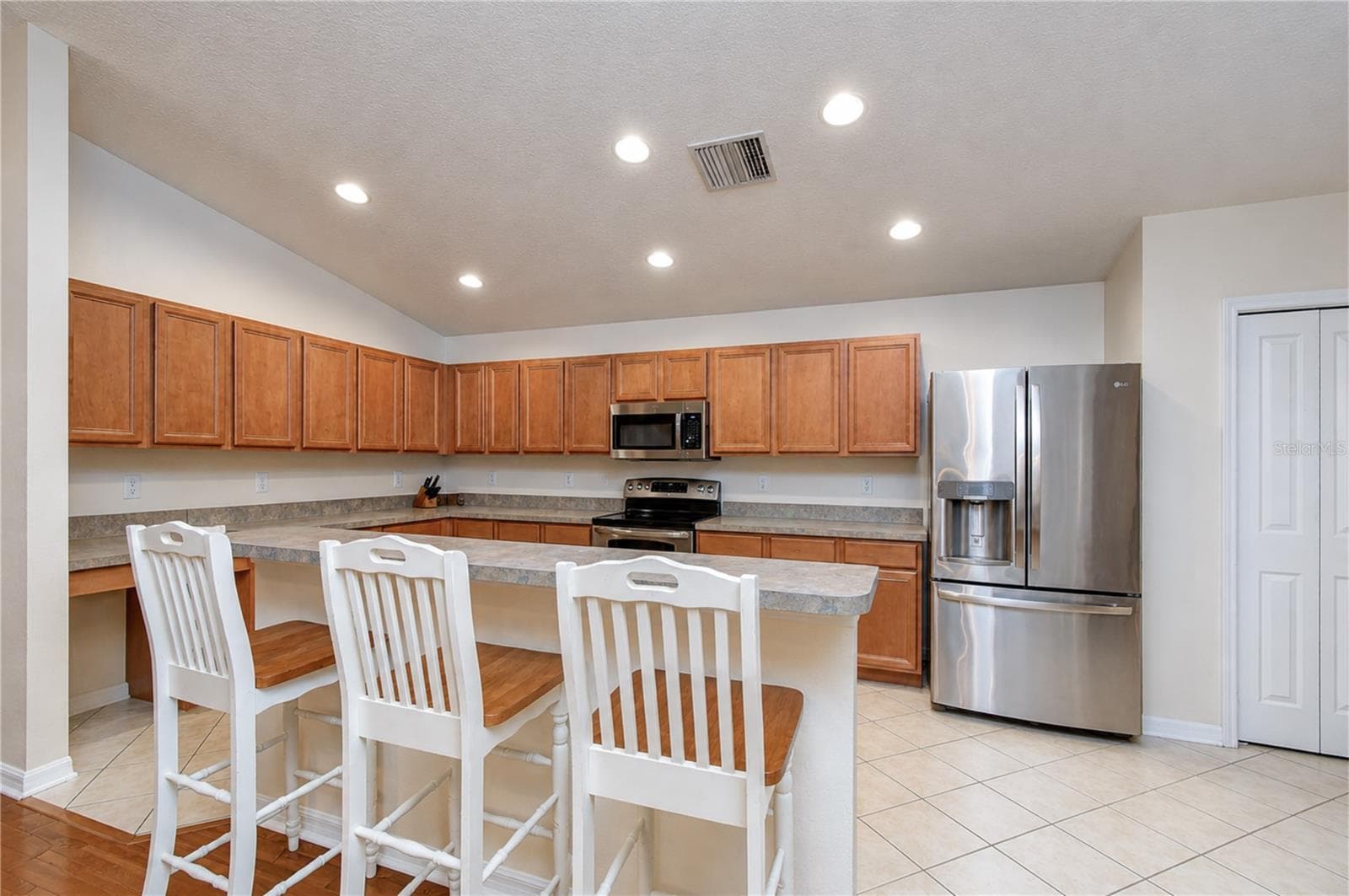 Abundant cabinetry and storage. - 6209 GANNETDALE DR, LITHIA