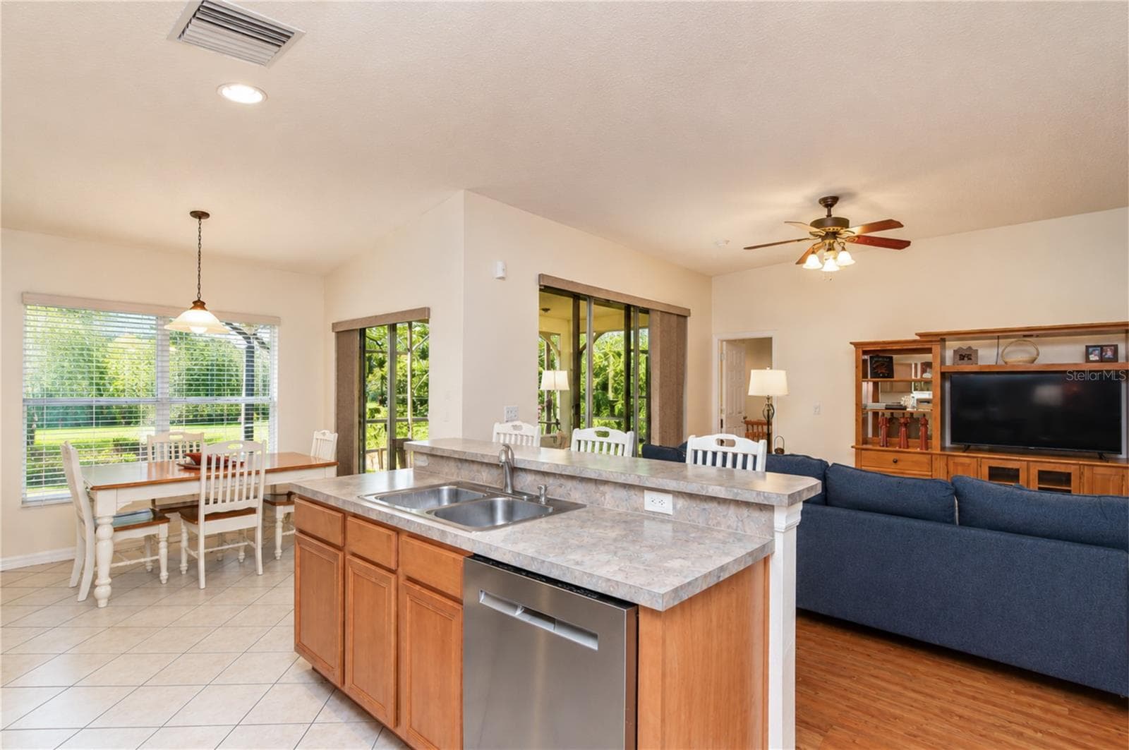 Functional kitchen overlooking the living areas. - 6209 GANNETDALE DR, LITHIA