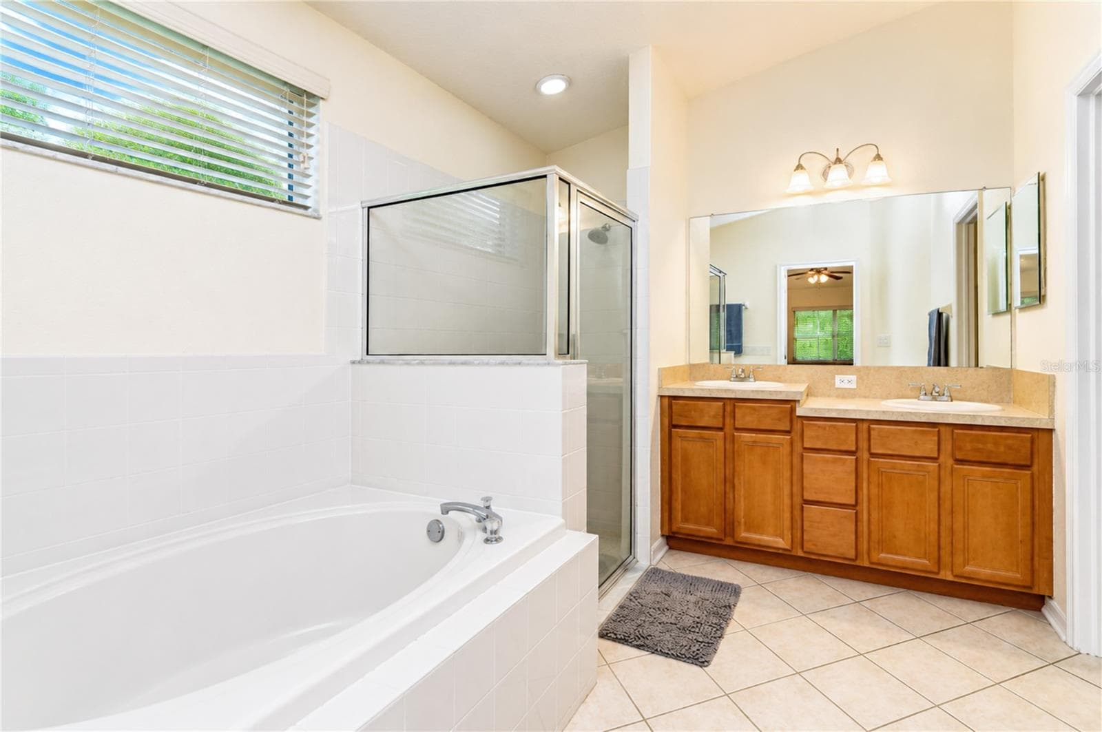 Well-appointed en-suite bath. - 6209 GANNETDALE DR, LITHIA