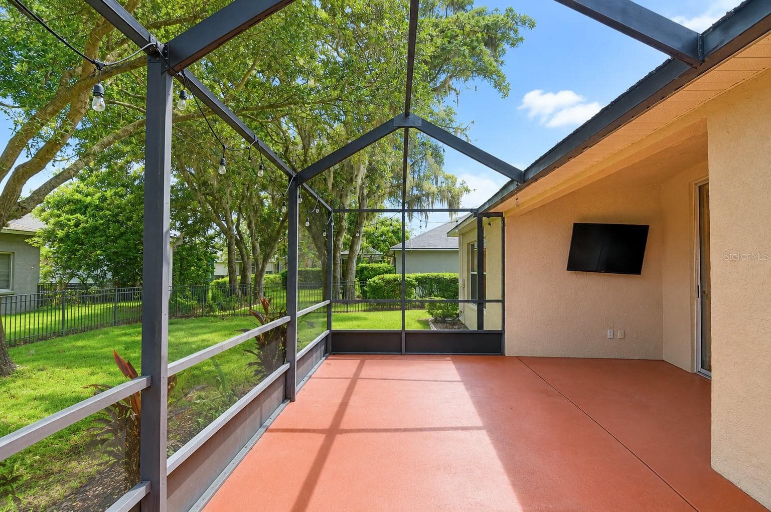 Perfect for relaxing or entertaining. - 6209 GANNETDALE DR, LITHIA