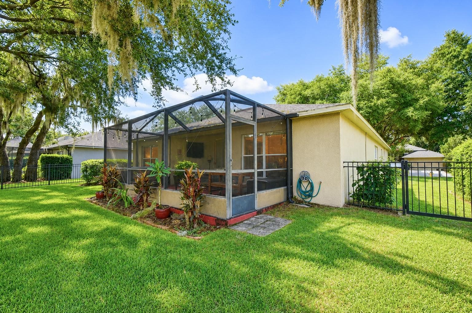 Beautiful outdoor setting with room for pets, play, or gardening. - 6209 GANNETDALE DR, LITHIA