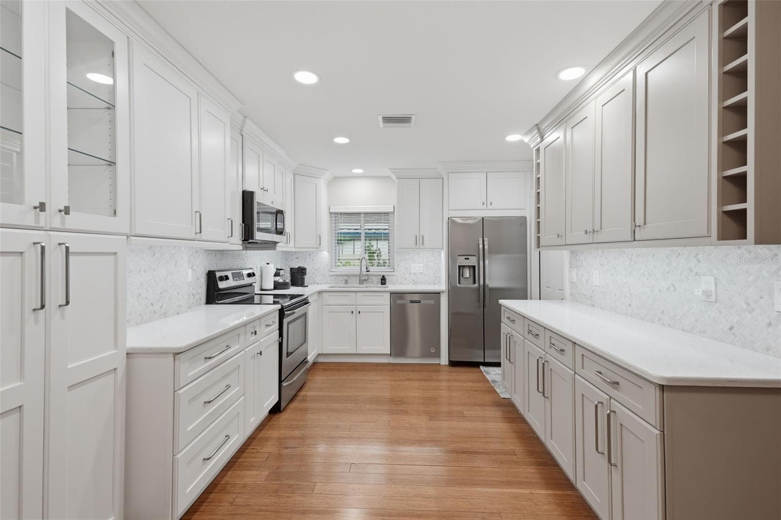 Kitchen with Dual Tone Cabinets - 205 SE MONROE CIR N, ST PETERSBURG
